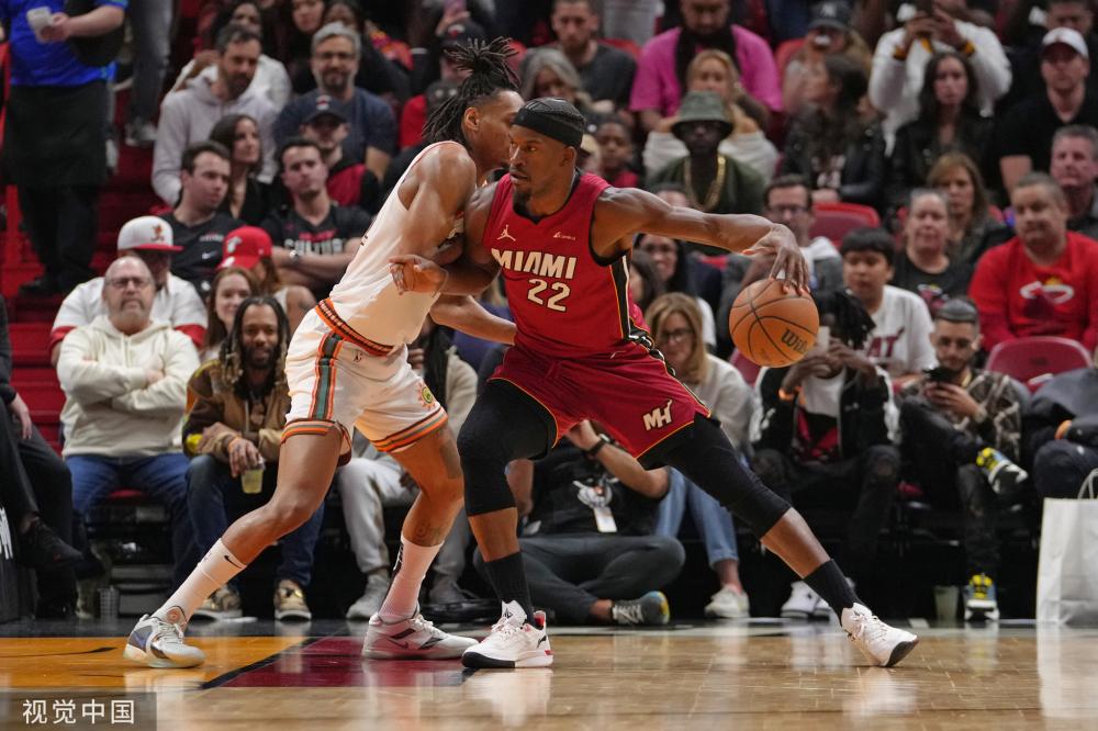 的体格拼抢 的体格拼抢